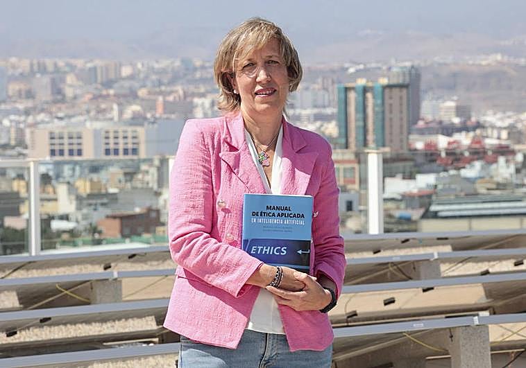 Mónica Villas posando con su libro en las instalaciones del CANARIAS7.