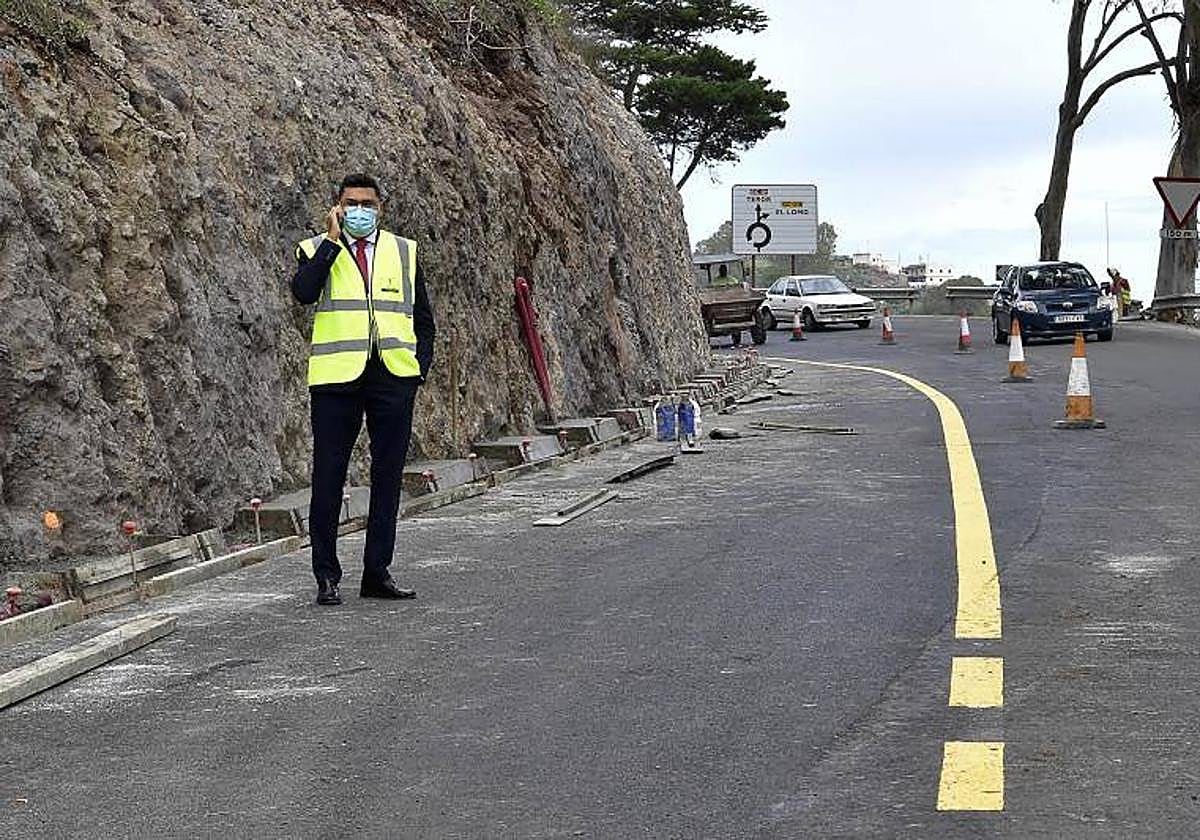 Miguel Ángel Pérez en la carretera de Teror durante las obras de mejora en la GC-21.