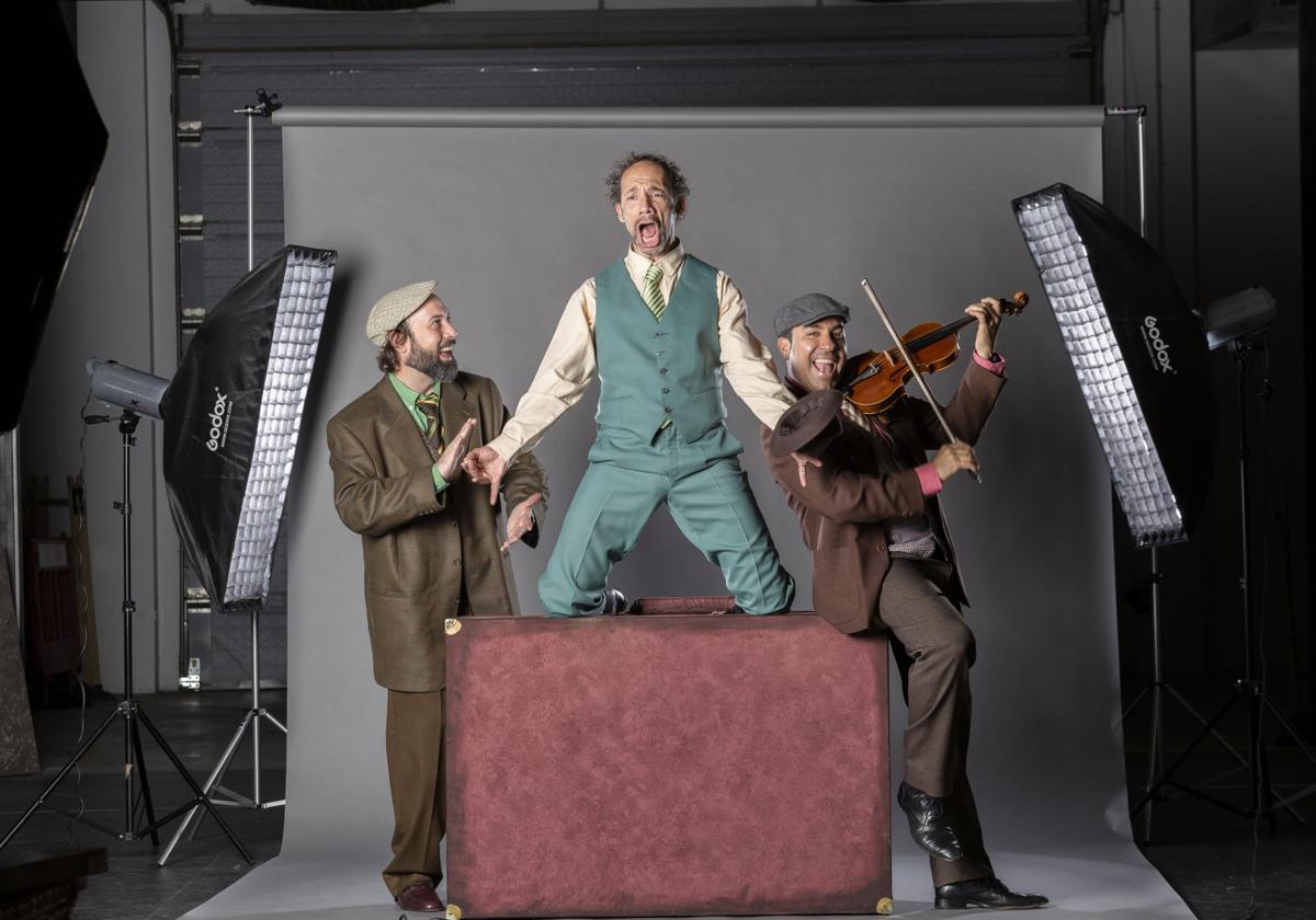 De izquierda a derecha, Manu Jiménez, Toni Báez y Rubén Sánchez, el trío protagonista de 'Colacerdo'.