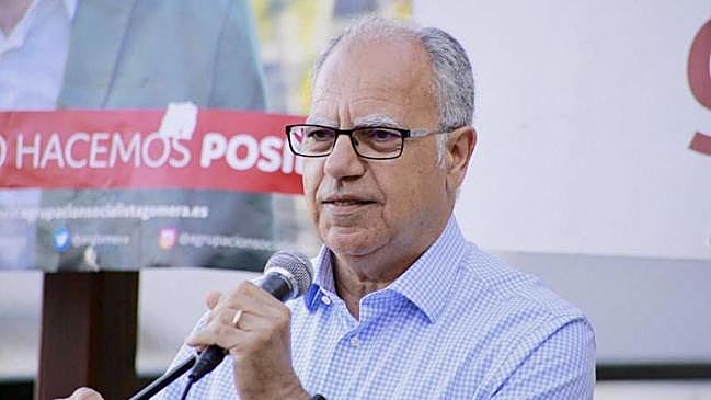 Imagen antes - Casimiro Curbelo (ASG) controla la máquina del tiempo y apenas cambia de gafas.