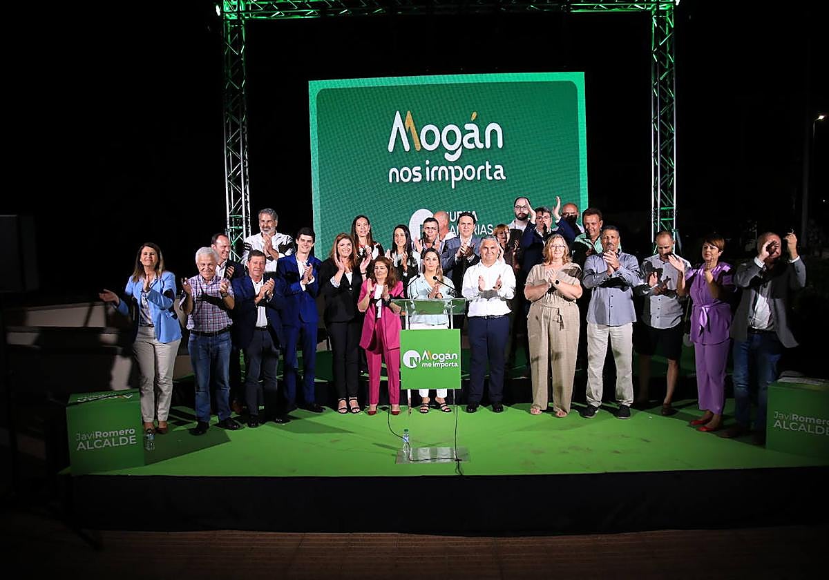 Foto de familia de la candidatura y otros líderes de NC de la isla al acabar el acto.