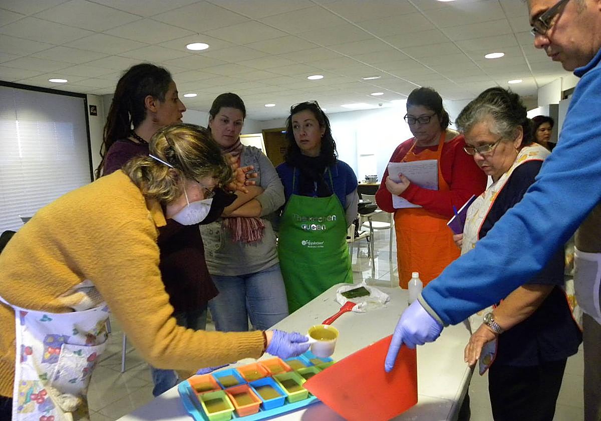 Foto de archivo de un taller de la universidad popular de Moya.