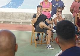 Pablo Agriela en el medio de la imagen.