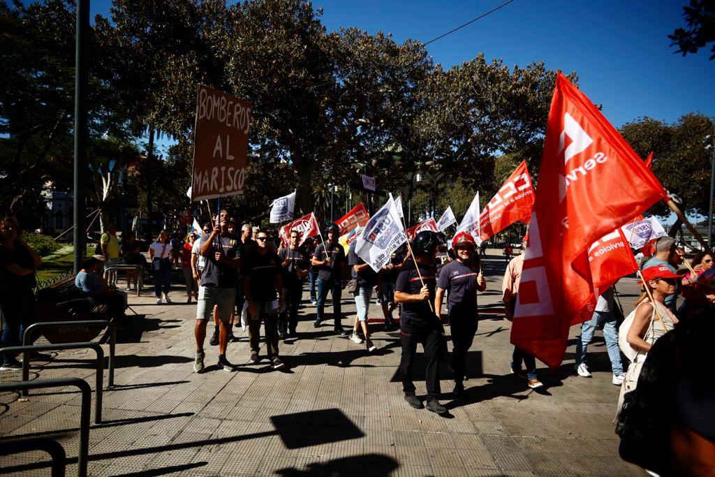 Los bomberos salen un día más a la calle a exigir mejoras laborales