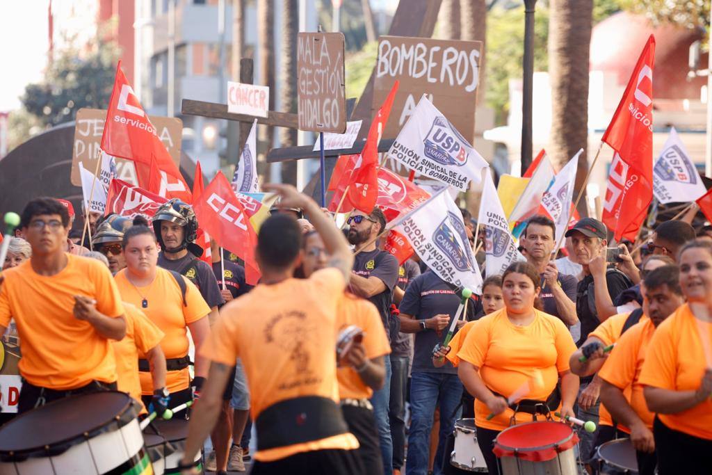Los bomberos salen un día más a la calle a exigir mejoras laborales