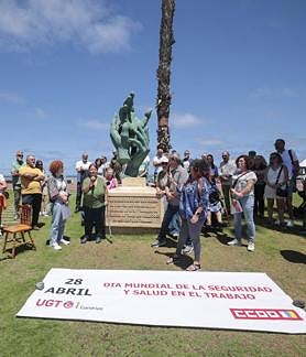 Imagen secundaria 2 - Distintos momento del homenaje en recuerdo a los fallecido en accidente laboral.