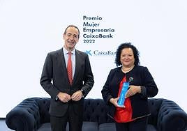 Gonzalo Gortázar, consejero delegado de CaixaBank, y Sonia Ortega, ganadora territorial de la última edición de los Premios Mujer Empresaria.