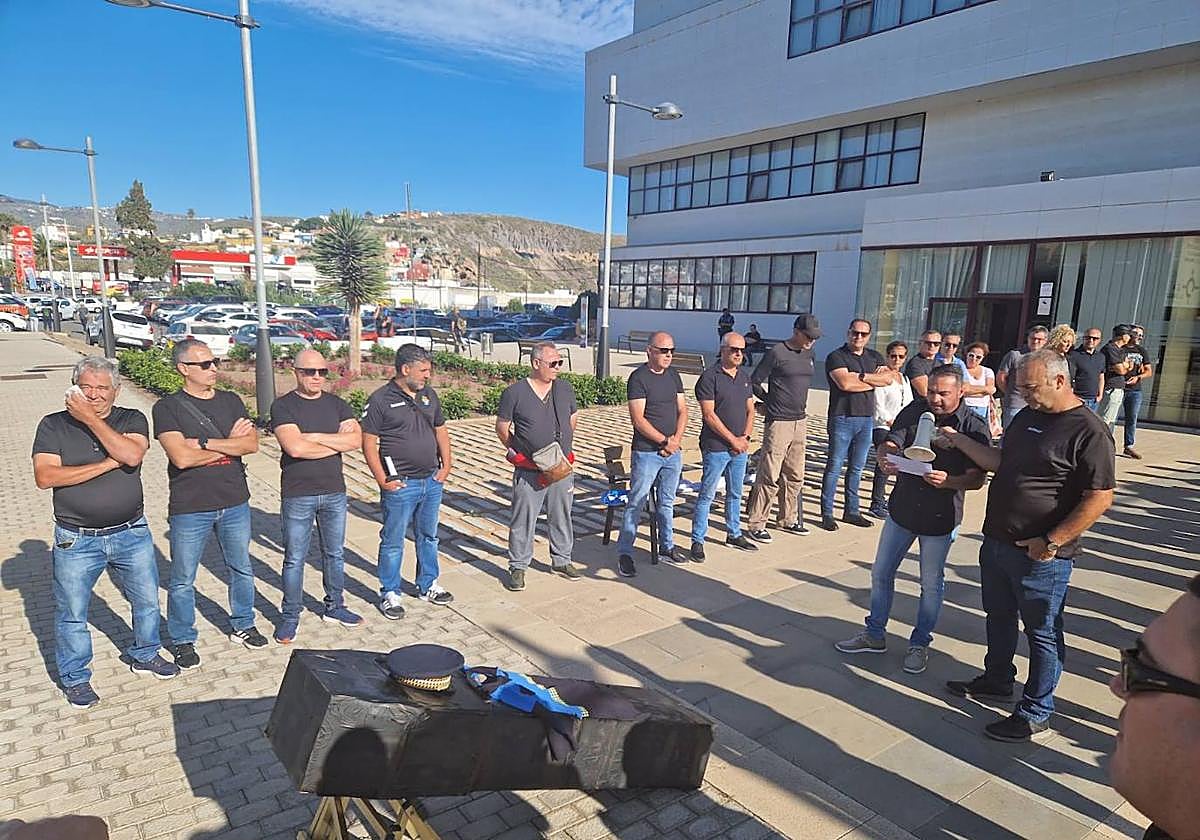 La Policía Local de Telde manifestándose delante del Ayuntamiento.