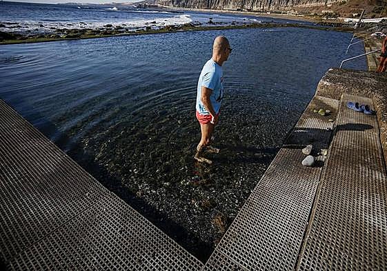 Los usuarios denuncian que el agua llega por la rodilla en zonas donde antes cubría hasta la barbilla.