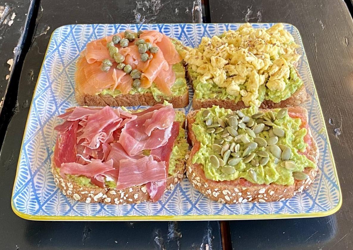 Cuatro tostas con aguacate