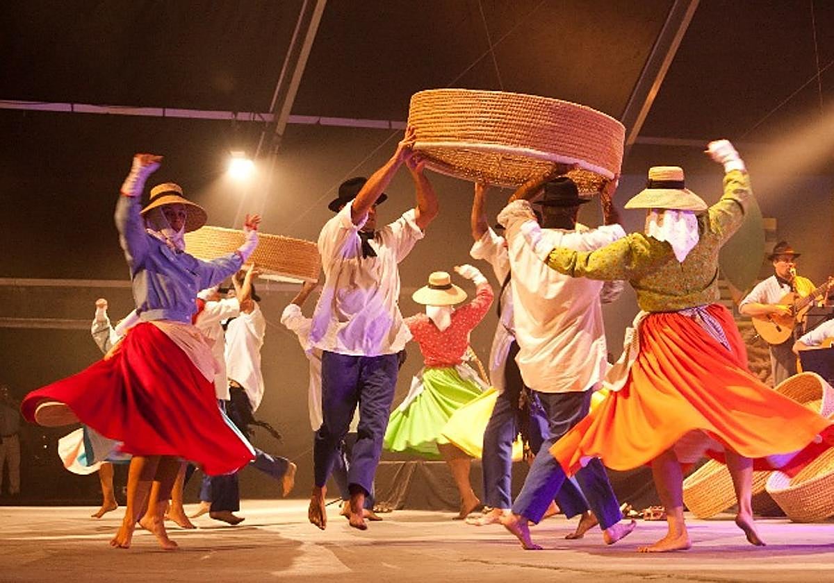 Cuerpo de baile de Los Campesinos.