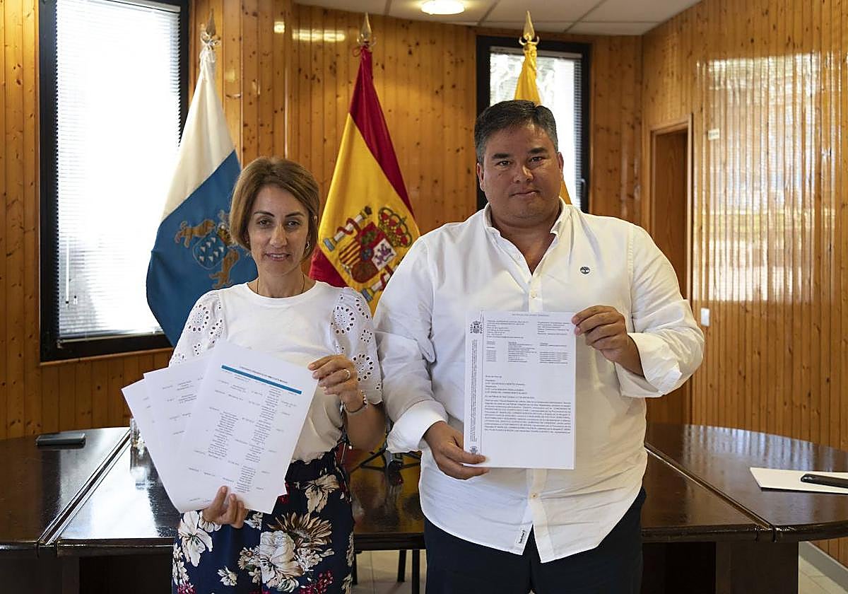 Onalia Bueno y Mencey Navarro, tras su comparecencia de este martes.