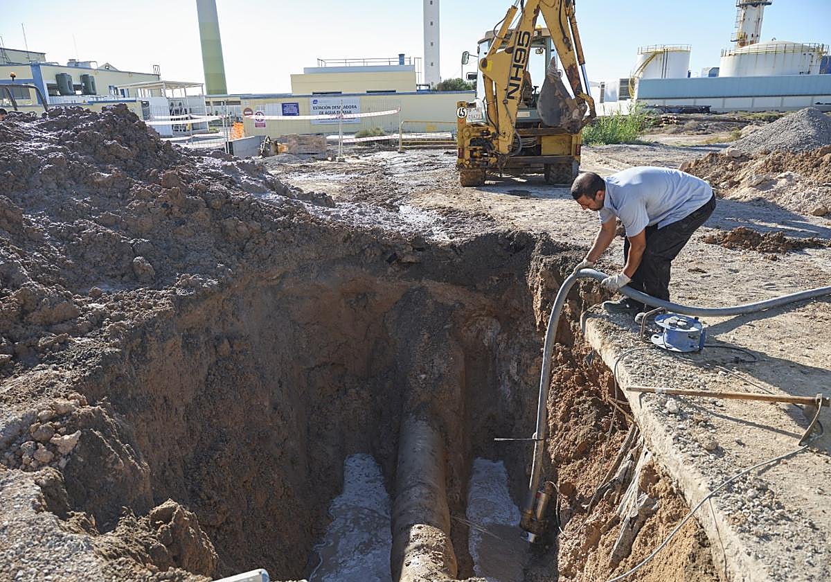 Arreglo de la tubería que enlaza la desaladora del CAAF en Puerto del Rosario con los depósitos de La Herradura.