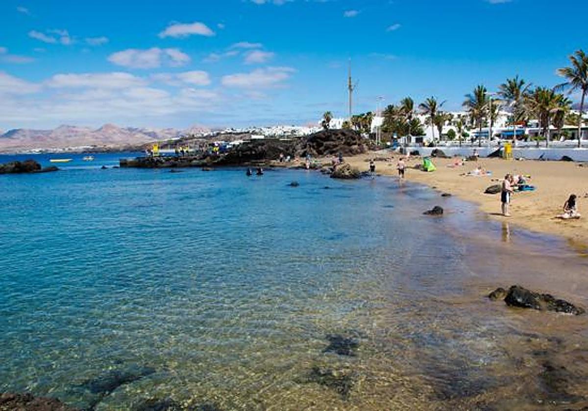 Bañistas en Puerto del Carmen en un día de calor.