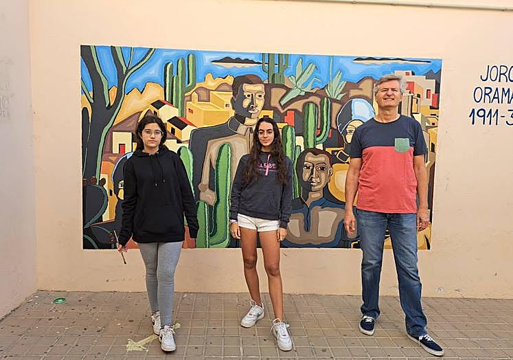 Francisco Suárez junto a dos de las alumnas.