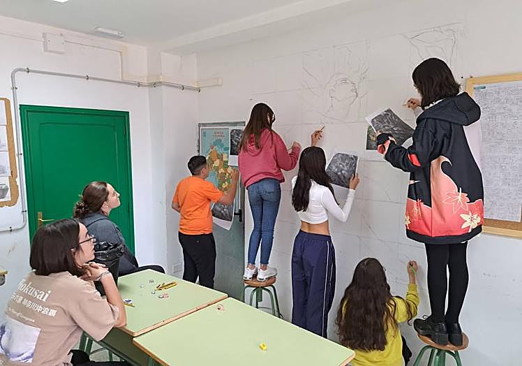 Chicos y chicas de 4º de la ESO inician los trabajos para reproducir la obra 'La Primavera', de Néstor Martín Fernández de la Torre.