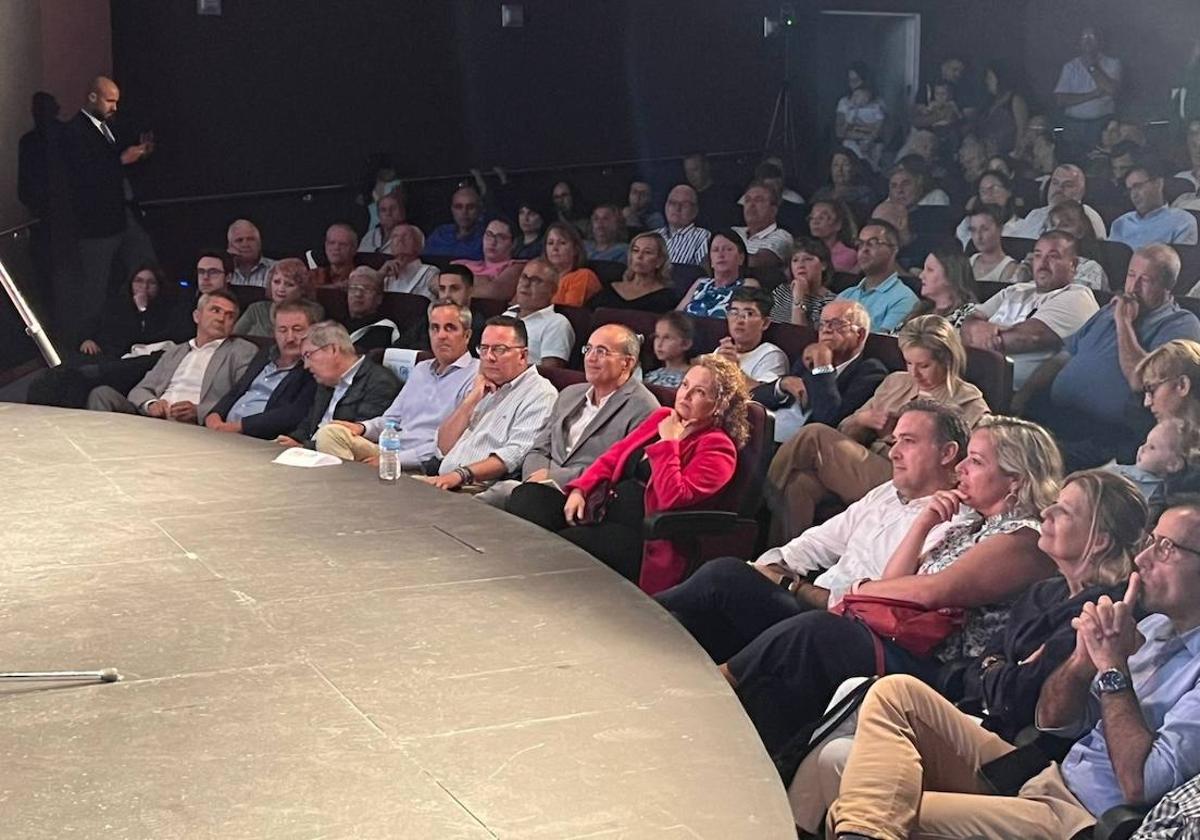 Presentación de la lista que al final se cambió. Manuel Hernández, en primera fila, junto a su número 2, ya expulsada, de rojo. En esa misma fila, al fondo, Vicente y José Luis Araña, junto a Marco Aurelio Pérez.