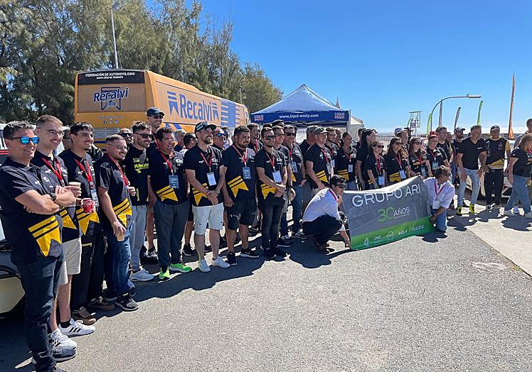 Imagen principal - Numerosos aficionados cumplieron su sueño en la Drive Experience GRUPO ARI