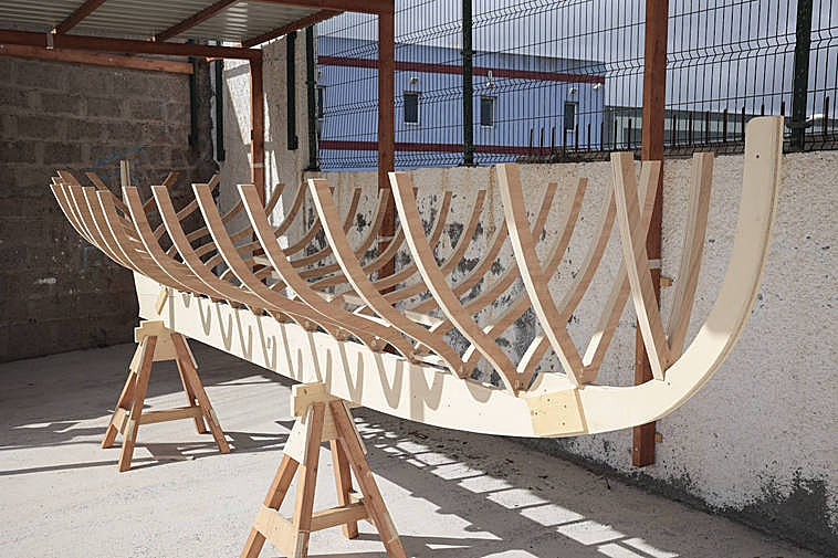 Prototipo a escala real en chapa del barco que se replicará en madera de cedro y cipo.