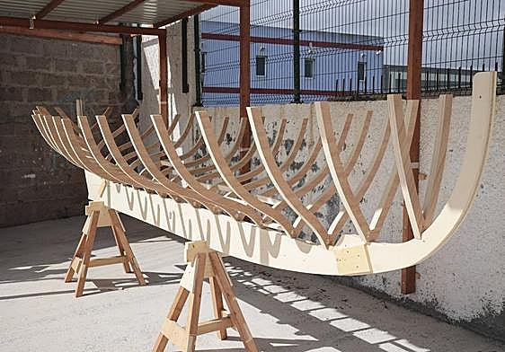 Prototipo a escala real en chapa del barco que se replicará en madera de cedro y cipo.