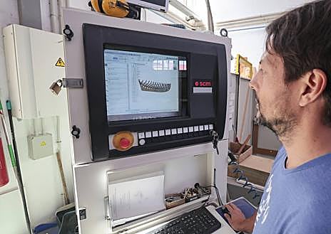 Imagen secundaria 1 - Alumnos con el prototipo, planos en 3D y estructura en contrachapado.