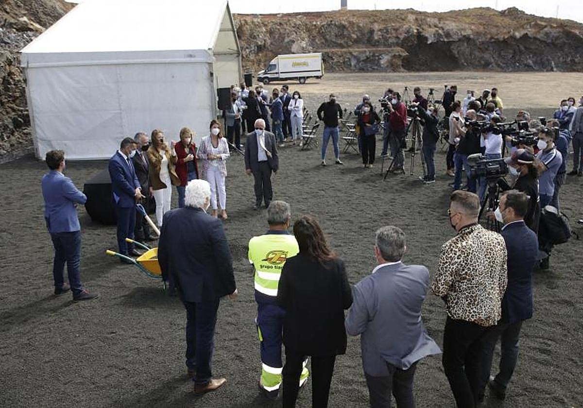 Colocación de la primera piedra de la residencia de mayores de Tahíche, el 4 de mayo de 2021.