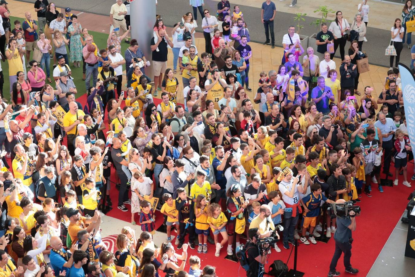 La afición agasaja al Granca