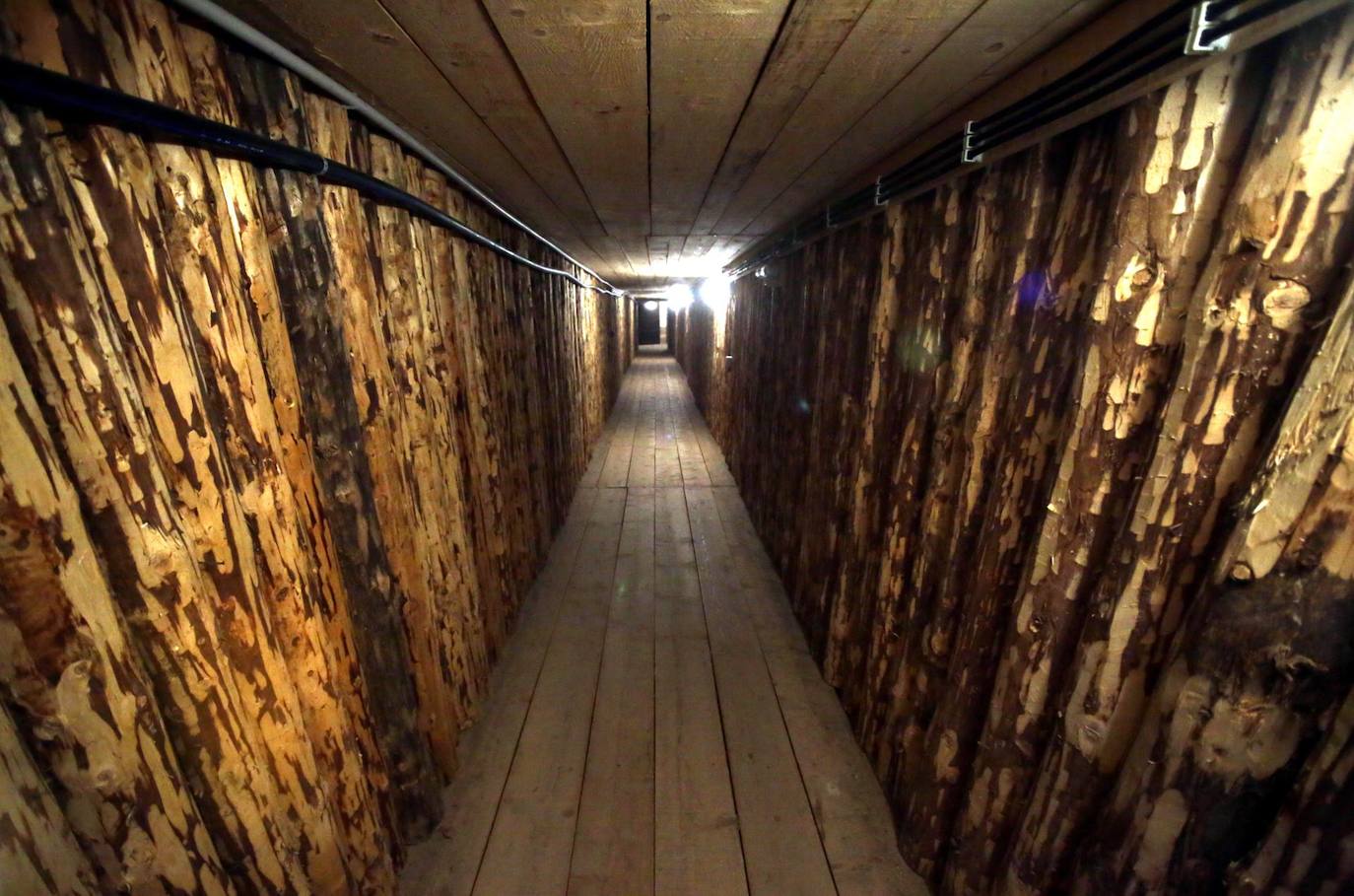Vista general de la escena del museo en la casa que servía de entrada al «Túnel de Rescate de Sarajevo», construido hace 30 años bajo la pista del aeropuerto de Sarajevo, Bosnia y Herzegovina. El túnel fue el secreto mejor guardado de Sarajevo durante la guerra en Bosnia porque a través del túnel llegaban alimentos y armas a Sarajevo. Tras el final de la guerra y el fin del asedio de la ciudad, la casa familiar que servía de entrada al túnel fue convertida en museo