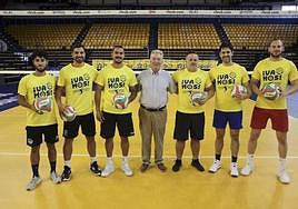 Juan Ruiz, con una representación de la plantilla y antes de un partido para la historia.