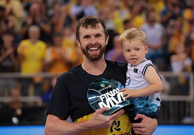 John Shurna, con el trofeo de MVP y su hijo.