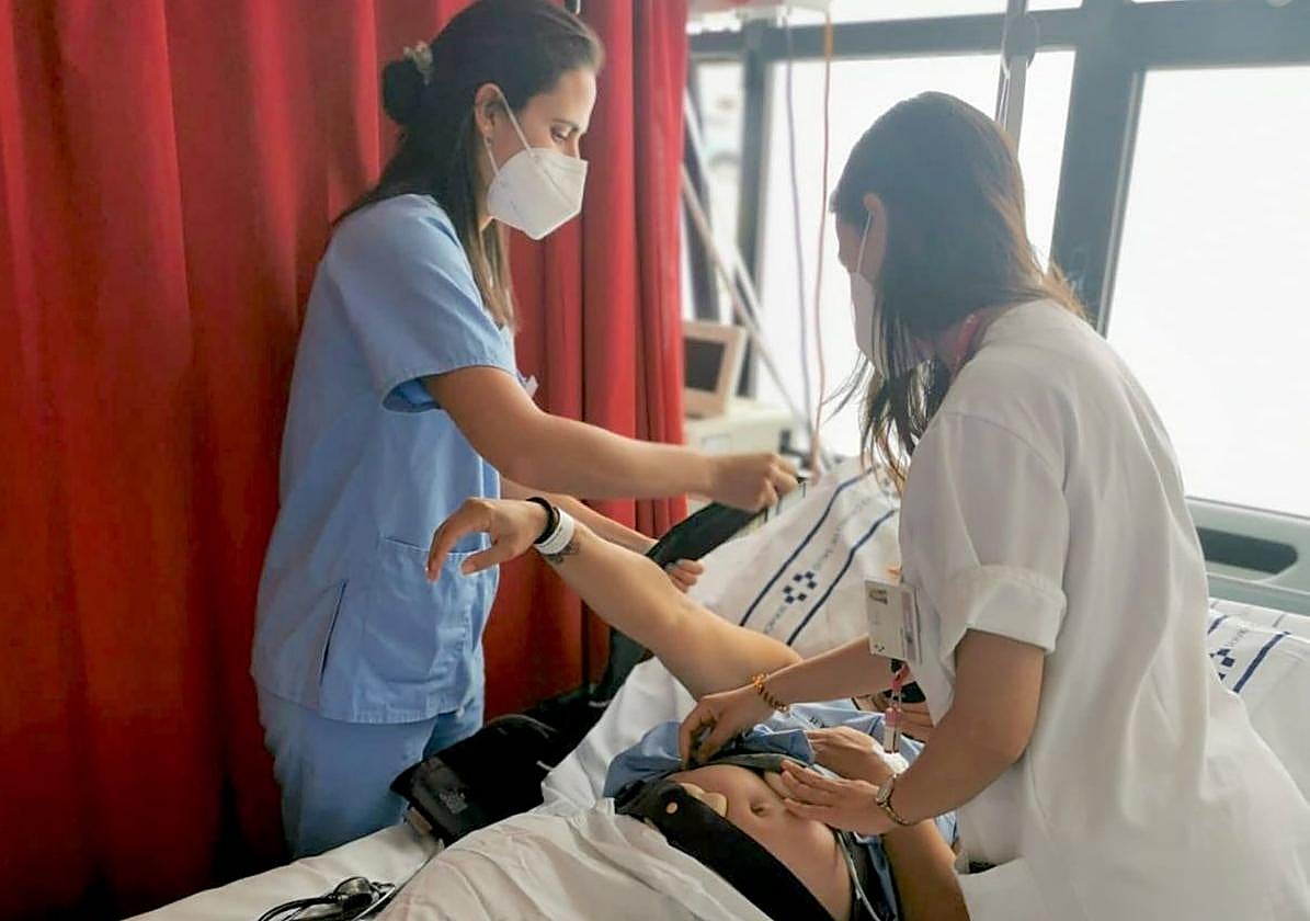 Imagen de dos matronas atendiendo a una mujer embarazada.