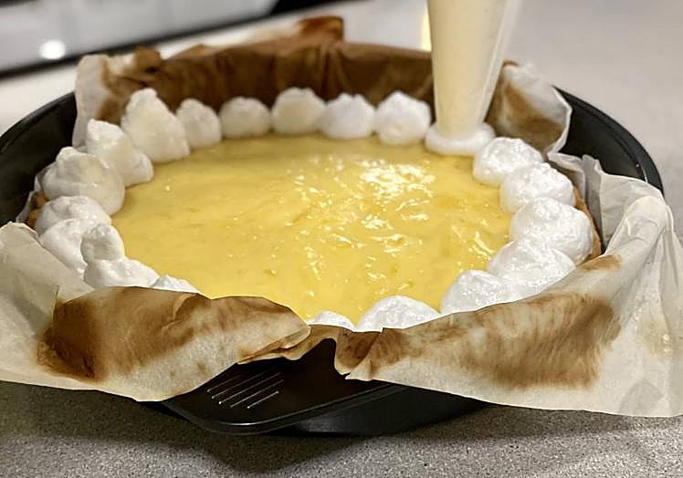 Cubriremos la superficie con el merengue