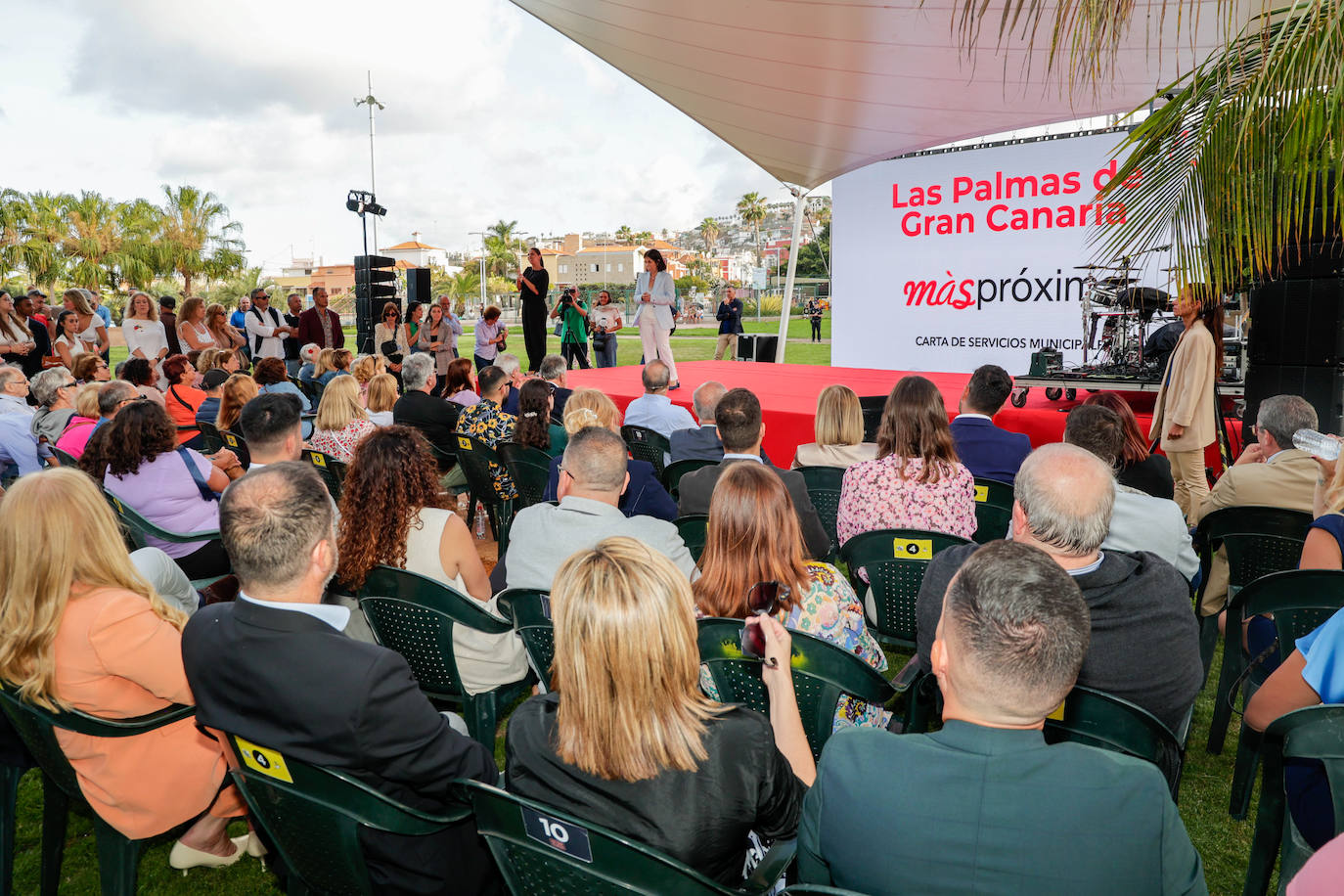 Imagen principal - Darias destaca la «experiencia» de sus compañeros de lista