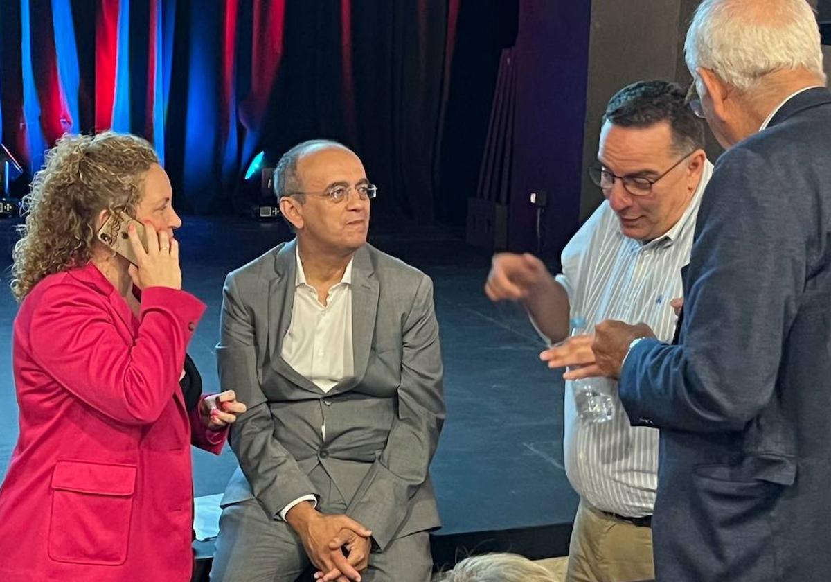 Foto del día de la presentación de la candidatura que al final se cambió. En el centro, Manuel Hernández. A su lado, la entonces número dos, ya fuera de la lista, Lucía Rodríguez. Por el otro, Poli Suárez, del PP.