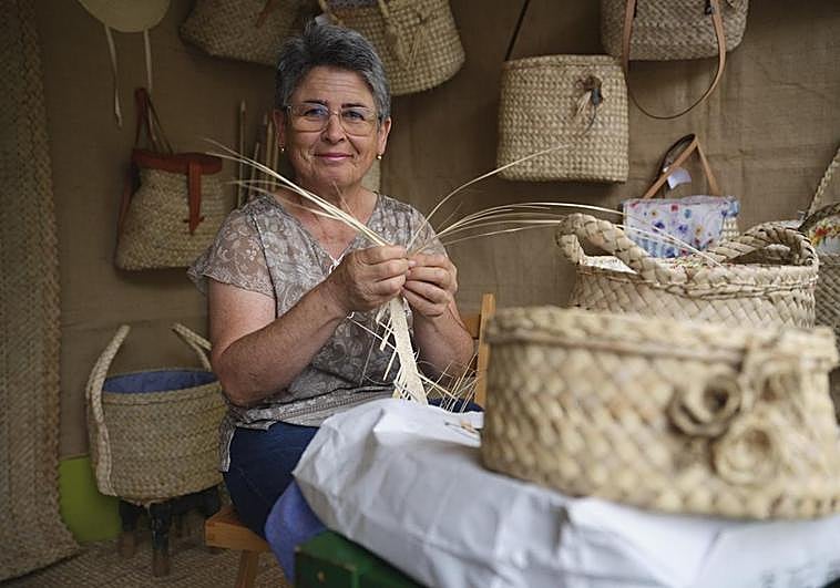 María Hernández Hernández trenza una empleita en la 34ª Feria de Artesanía de Antigua, que este año le entrega el premio.