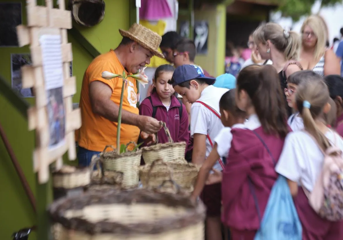Los niños, atentos a las explicaciones del artesano de la cestería de La Gomera.