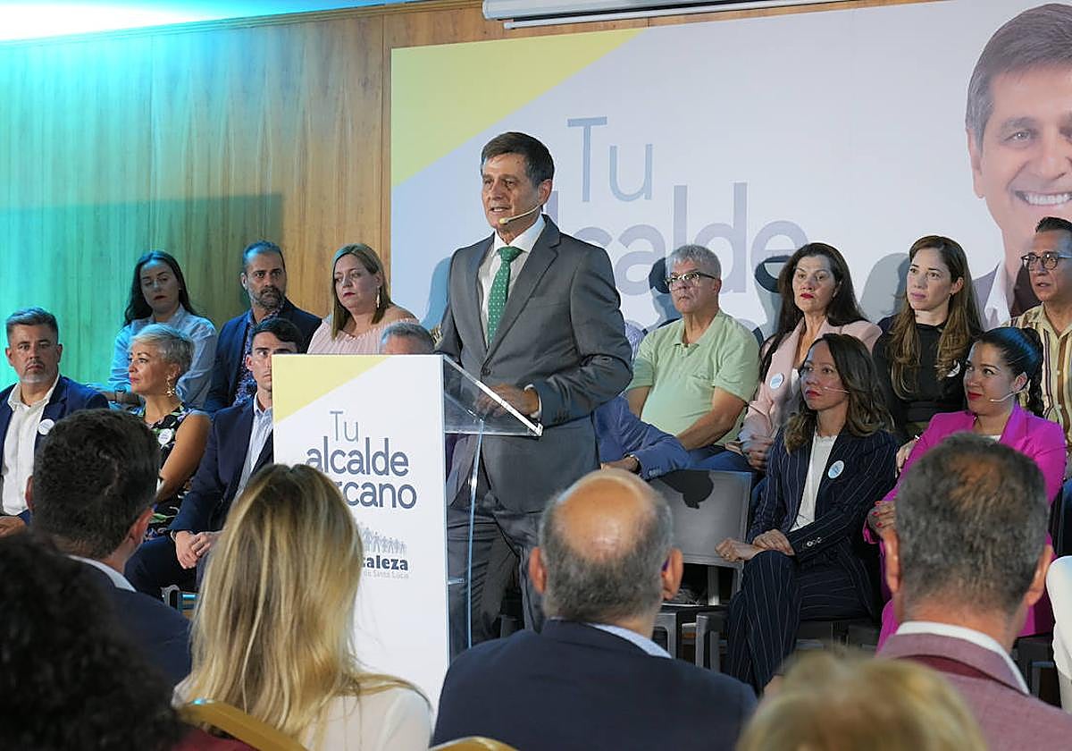 Santiago Rodríguez junto al resto de candidatos, durante el acto.