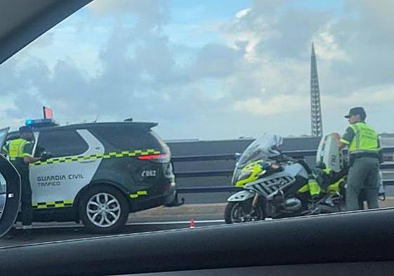 Dos patrullas de la Guardia Civil tuvieron que acudir al lugar de los hechos.