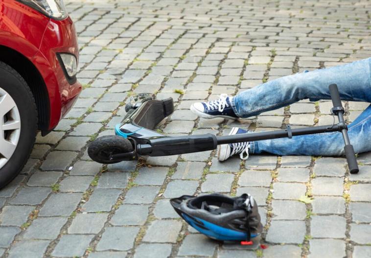 Grave al chocar su patinete contra un coche estacionado en Tenerife