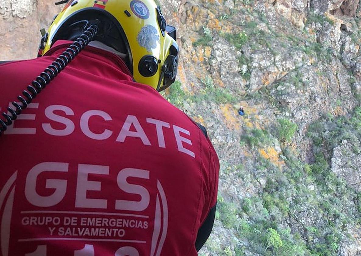 Tuvo que ser rescatado al caerle una roca en la cabeza.