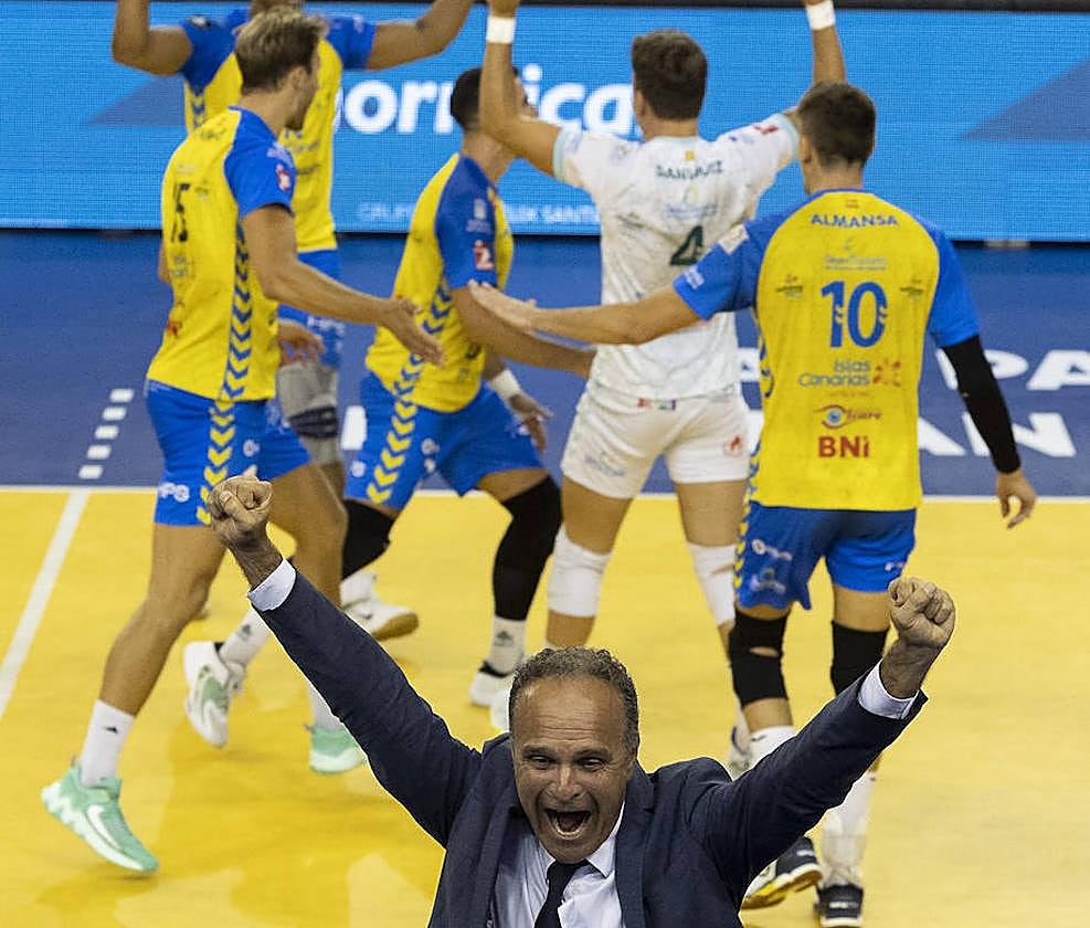 Camarero celebra un punto de su equipo en la gran final del sábado.