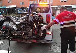 La grúa retira la moto.