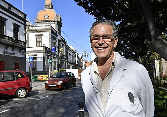 Pedro trabaja de farmacéutico en pleno centro de Arucas.