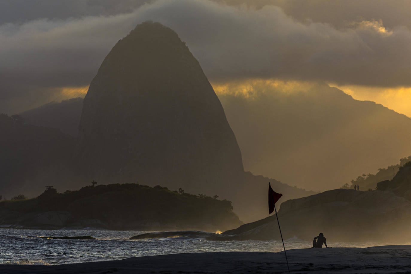 Un hombre descansa al atardecer en la playa de Camboinhas, en la ciudad de Niterói (Brasil).