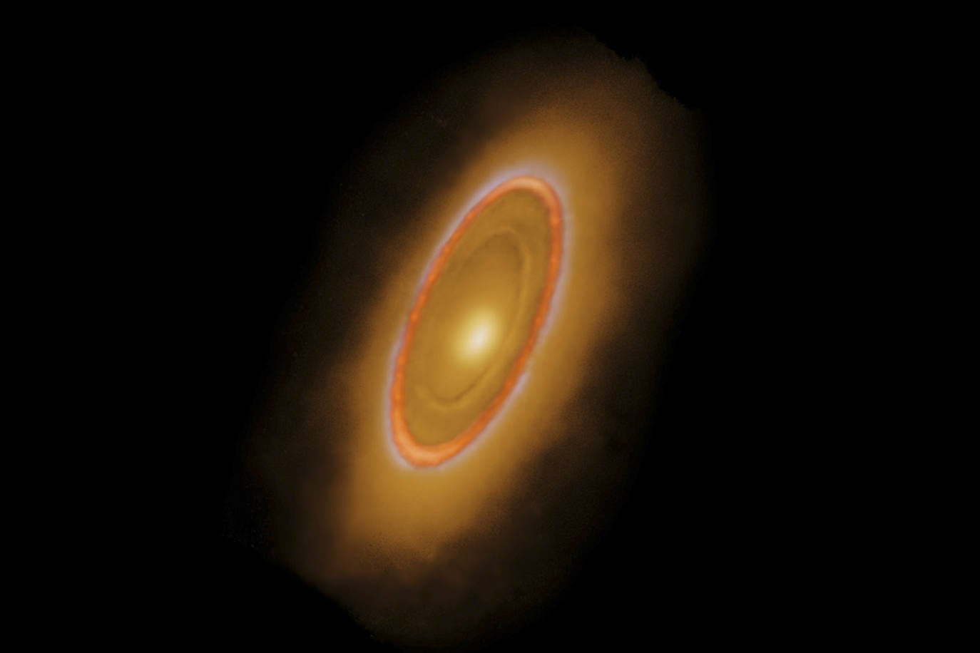 Imagen combinada de la estrella Fomalhaut usando una imagen tomada por el telescopio James WEBB, otra de 2020 del telescopio Hubble y una tercera del telescopio ALMA de 2017. El telescopio espacial James Webb ha descubierto nuevas características de la estrella Fomalhaut, como un nuevo cinturón de asteroides e indicios de un sistema planetario complejo y posiblemente activo. Fomalhaut, es una estrella de 440 millones de años en la constelación del Pez Austral a unos 25 años luz de nuestro sistema solar. Los datos proporcionados por el nuevo telescopio permitieron descubrir un nuevo cinturón de asteroides, que se suma a otro ya conocido. Los dos anillos de escombros se consideran comparables al cinturón de asteroides (entre Marte y Júpiter) y el de Kuiper (un anillo de cuerpos helados más allá de Neptuno) de nuestro sistema solar.