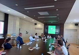 Carmen Hernández, explicando a los asistentes las medidas que quiere aplicar en Telde.