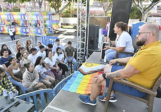 Álvaro Martín y Eva Pascual, durante el encuentro con el alumnado del instituto.