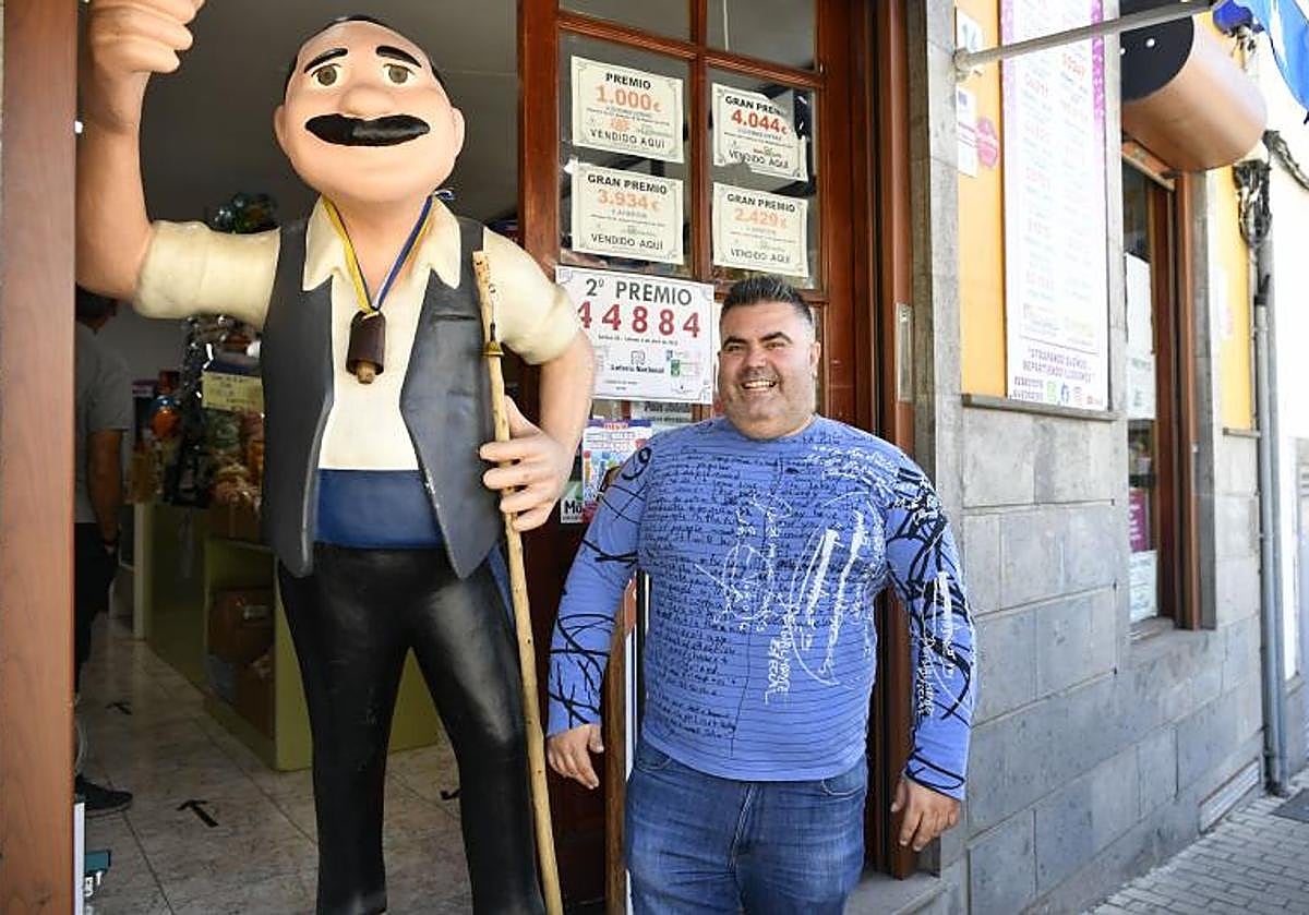 Ruymán Verona, propietario del bazar de loterías Caminito de Teror.