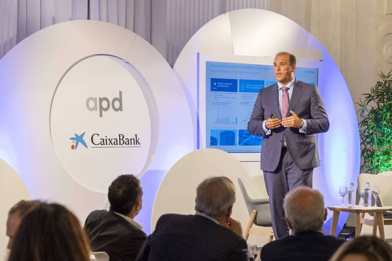 El director territorial de CaixaBank en Canarias durante su intervención en el almuerzo-coloquio organizado por APD en Canarias.