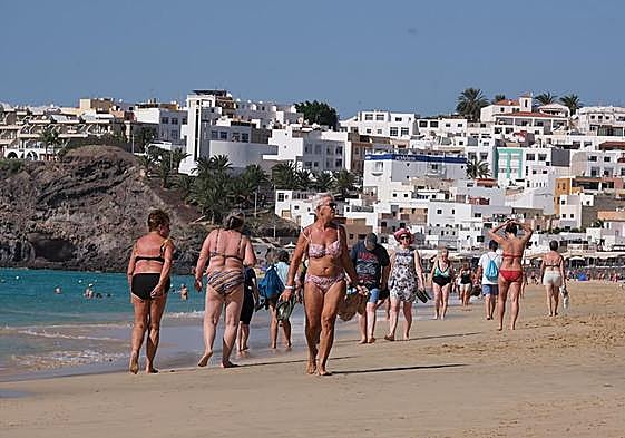 Turistas en la playa de la Sebada, en Morro Jable, en el municipio de Pájara.